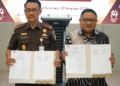 Kepala Kejaksaan Tinggi Provinsi Gorontalo, Joko Irianto dan Ketua KPU Provinsi Gorontalo, Fadlyanto Koem saat menandatangani kerja sama penguatan kapasitas Pemilu 2024.
