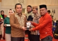 Kades Mananggu, Noldi Talib menerima piagam penghargaan desa digital terbaik ajang Kominfotik Award 2023.(f.istimewa)