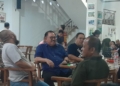 Pertemuan Tonny Uloli dan Hi. Ramli Anwar di Warkop Amal. (foto. anq/nn)