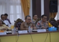 Penjagub Gorontalo Ismail Pakaya saat melaksanakan rapat diperluas bersama Forkopimda.(F. Nova)