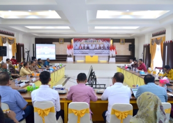 Penjagub Gorontalo Ismail Pakaya saat memimpin rapat persiapan pelaksanaan Jadwal Kampanye bersama Forkopimda. (F. Nova)