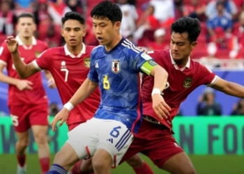 Kapten timnas Jepang Wataru Endo saat duel dengan pemain timnas Indonesia Pratama Arhan.(F.Istimewa)