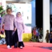 Penjagub Gorontalo Ismail Pakaya bersama Ketua Dekranasda Fima Agustina saat menjadi model pada peringatan hari Karawo 2024.(F.Harris)