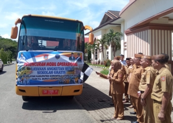 Penjabup Gorontalo Utara, Sila Nurainsyah Botutihe, saat meluncurkan Bus Sekolah Gratis di Halaman Kantor Bupati Gorontalo Utara, Senin (29/1/2024).