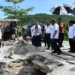 Penjagub Gorontalo Ismail Pakaya bersama Penjabup Boalemo Sherman Moridu meninjau pembangunan ruas jalan Kotaraja menuju Paguyaman Pantai.(f.dok.hms)