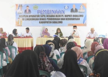 Pj. Sekda Boalemo, Supandra Nur didampingi Kadis Dikbud, Irwan Dai memberikan pembinaan kepada para Kepsek dan guru di wilayah Kecamatan Tilamuta.(f.dok.hms)