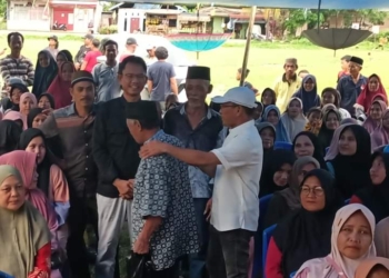 Iskandar Muda Baharuddin Lopa ditengah kerumunan masyarakat saat kampanye. (foto. istimewa)