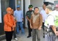 Bupati Pohuwato, Saipul Mbuinga menyambut kedatangan Penjagub Gorontalo, Ismail Pakaya saat uji coba Bandara Panua Airport Pohuwato.