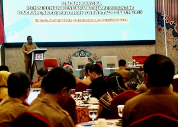 Penjagub Gorontalo Ismail Pakaya saat membuka forum ko
