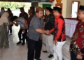 Jajaran aparatur di lingkungan Pemkab Boalemo saling berjabat tangan usai menggelar halal bi halal jelang bulan suci Ramadhan 1445 Hijriah