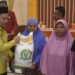 Penjabat Sekda Boalemo, Supandra Nur, ST menyerahkan bantuan beras cadangan pemerintah kepada masyarakat KPM Desa Piloliyanga.
