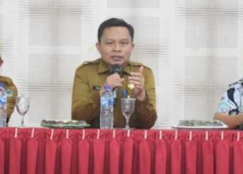 Penjabat Sekda Boalemo, Supandra Nur didampingi Sekretaris Dikbud Boalemo, Risman Bantahari saat memberikan penguatan pengelolaan dana BOS