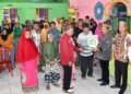 Penjabup Boalemo, Dr. Sherman Moridu, SPd, MM menyalurkan bantuan beras cadangan pemerintah di Desa Ayuhulalo Kecamatan Tilamuta.