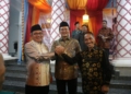 Momen Fadel Muhammad saat bersalaman dengan kedua sosok calon Gubernur Gorontalo. Marten Taha dan Nelson Pomalingo (foto. anq/nn)