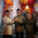 Momen Fadel Muhammad saat bersalaman dengan kedua sosok calon Gubernur Gorontalo. Marten Taha dan Nelson Pomalingo (foto. anq/nn)