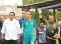 Presiden Jokowi saat bermain bola di Lapangan Liluwo, Kota Gorontalo didampingi oleh Wakil Ketua DPR RI, Rachmat Gobel dan Wali Kota Gorontalo, Marten Taha. (foto. hms/nn)