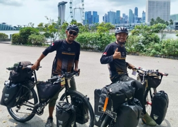 Dua Pesepeda dari Gorontalo, Andi Harvin dan Muhammad Akbar Amin, saat sudah berada di Singapura.(Foto: Muslim Youth Journey).