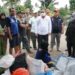 Penjagub Ismail Pakaya saat meninjau warga yang terdampak banjir bandang di Kecamatan Tolinggula Kabupaten Gorontalo Utara.