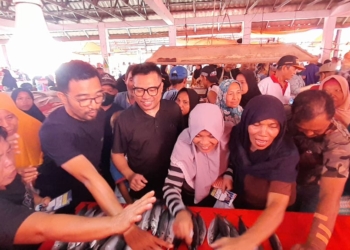 Warga berebutan dan memadati HSK saat borong kebutuhan pokok di Pasar Kamis Tapa Kabupaten Bone Bolango.