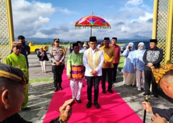 Penyambutan adat terhadap Menkes RI Budi Gunadi Sadikin saat tiba di Bandara Djalaluddin Gorontalo, Jumat 24 Mei 2024.(f.ist)