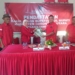 Sekretaris DPC PDIP Gorontalo Utara, Moh. Sidik Nur, saat menerima berkas pendaftaran bakal Calon Bupati, Fatmawati Syarif.