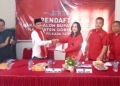 Rahmat Dj Kasim, saat menyerahkan formulir pendaftaran kepada Ketua DPC PDIP Gorontalo Utara, Deisy Sandra Mariana Datau.