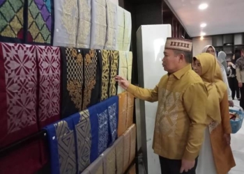 Penjagub Gorontalo Ismail Pakaya didampingi Ketua TP PKK Gorontalo, Fima Agustina meninjau pelaksanaan Bazar Ramadhan 2024.(f.istimewa)