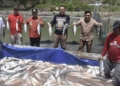 Pj. Bupati Boalemo, Sherman Moridu bersama Ketua DPRD Boalemo, Karyawan Eka Putra Noho panen ikan bandeng di Desa Keramat Kecamatan Mananggu.