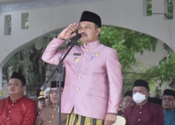 Pj. Bupati Boalemo, Sherman Moridu memimpin upacara peringatan Hardiknas tingkat Kabupaten Boalemo.(f.dok.hms)