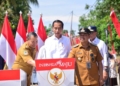 Presiden RI, Jokowi didampingi Pj. Bupati Boalemo, Sherman Moridu meresmikan Inpres Jalan Daerah di Kabupaten Boalemo.(f.hms)