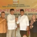 Ketua DPC Partai Hanura Gorontalo Utara, Ridwan Riko Arbie dan Ketua DPD Partai Nasdem Gorontalo Utara, Roni Imran, saat foto bersama usai Pendaftaran Bakal Calon Bupati di Partai Hanura.