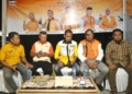 Ketua DPC Partai Hanura Gorontalo Utara, Ridwan Riko Arbie (Berkacamata) bersama Panitia Penjaringan Partai Hanura Gorontalo Utara, saat memberikan keterangan pers.