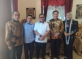 Mantan Walikota Gorontalo dua periode, Marten Taha (tengah) bersama jajaran Pemerintah Kota Gorontalo dan Ketua DPRD Kota Gorontalo saat berkunjung usai penyerahan penghargaan Opini WTP oleh BPK yang kesepuluh kalinya. (foto. anq/nn)