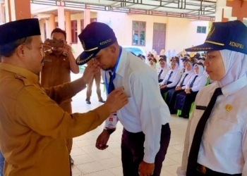 Penjabup Boalemo, Sherman Moridu menyematkan peserta PPPK dalam kegiatan orientasi.(f.dok.hms)