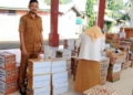 Dinas Pendidikan dan Kebudayaan (Dikbud) Kabupaten Boalemo menyerahkan bantuan korban banjir hasil donasi dari satuan pendidikan kepada Pemkab Boalemo.(f.istimewa)