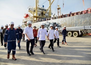 Penjagub Gorontalo Rudy Salahuddin saat meninjau pembangunan pelabuhan Anggrek.