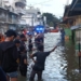 Warga ramai-ramai mancing di tengah-tengah kondisi banjir yang melanda di Kota Gorontalo.