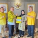 Idah Syahidah didampingi sang suami yang juga Ketua DPD I Partai Golkar Gorontalo, Rusli Habibi saat menerima map kuning dari Sekjen DPP Golkar, Lodewijk Freidrich Paulus. (foto. istimewa)