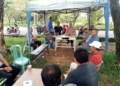 Anggota DPRD Gorontalo Utara, Daud Syarif, saat diskusi bersama Wakapolres Gorontalo Utara, para aktivis dan sejumlah masyarakat di Warkop Jantung 8.