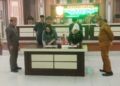 Ketua DPRD Gorontalo Utara, Deisy Sandra Datau bersama Pj Bupati Gorontalo Utara, Sila N Botutihe, saat menandatangani berita acara persetujuan Perda Pertanggungjawaban Pelaksanaan APBD Tahun Anggaran 2023.