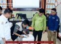 Ketua KPU Boalemo Yuyun S. Antu membuka kotak suara masing-masing PPK guna dilakukan penghitungan suara hasil PSU Anggota DPRD Provinsi Gorontalo Dapil 6 tingkat Kabupaten Boalemo.(f.istimewa)