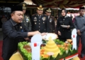 Peringatan HUT Bhayangkara ke 78 tahun 2024 ditandai pemotongan tumpeng berlansung di Lapangan Mapolres Boalemo.(f.dok.hms)