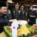 Peringatan HUT Bhayangkara ke 78 tahun 2024 ditandai pemotongan tumpeng berlansung di Lapangan Mapolres Boalemo.(f.dok.hms)