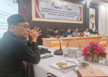 Anggota Bawaslu Provinsi Gorontalo, John Hendri Purba, saat hadiri rapat pleno yang diadakan di kantor KPU Provinsi Gorontalo pada Rabu (21/08/2024).(f.ist)