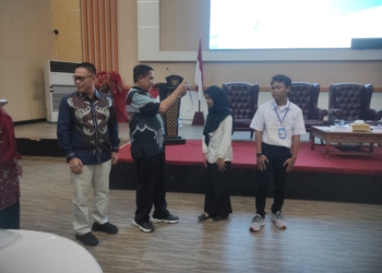 Asisten Taufik E Sidiki bersama Kadis Naker ESDM dan Transmigrasi Gorontalo