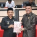 Penjabup Boalemo, Sherman Moridu menyerahkan dokumen KUA dan PPAS APBD Perubahan 2024 kepada DPRD Boalemo pada sidang paripurna.