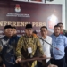 Ismet Mile dan Risman Tolingguhu saat menjawab pertanyaan sejumlah awak media di Kantor KPU Bone Bolango usai ditetapkan sebagai Bupati dan Wakil Bupati terpilih periode 2025-2030.