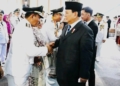 Bupati Boalemo, Rum Pagau bersama Wakil Bupati Lahmuddin Hambali memberikan penghormatan kepada Presiden RI, Prabowo Subianto usai dilantik di Istana Kepresidenan, Jakarta.