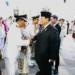 Bupati Boalemo, Rum Pagau bersama Wakil Bupati Lahmuddin Hambali memberikan penghormatan kepada Presiden RI, Prabowo Subianto usai dilantik di Istana Kepresidenan, Jakarta.