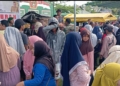 Antusias warga padati stand pasar murah